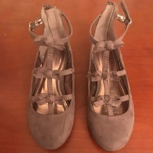 American Eagle Triple Bow Back Zip Flat, Size 1.5